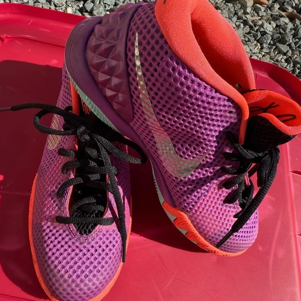Nike 2014 High Top Basketball Shoes Kyrie 1 Y6 Easter Berry Sneakers breathable